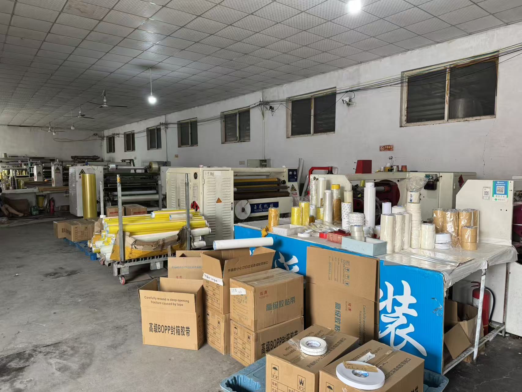 Procesul standardizat optimizează calitatea fabricării benzilor adezive industriale
