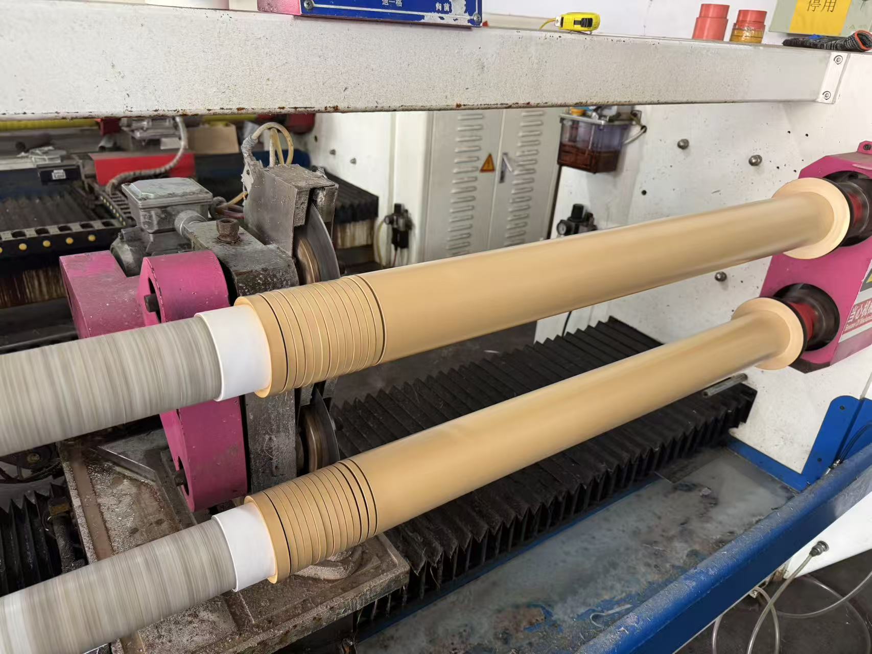 Volatilitatea materiilor prime modelează noi modele pentru fabricarea benzilor adezive industriale